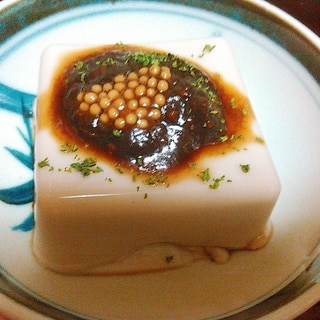 蕗味噌と山葡萄ソースの胡麻豆腐